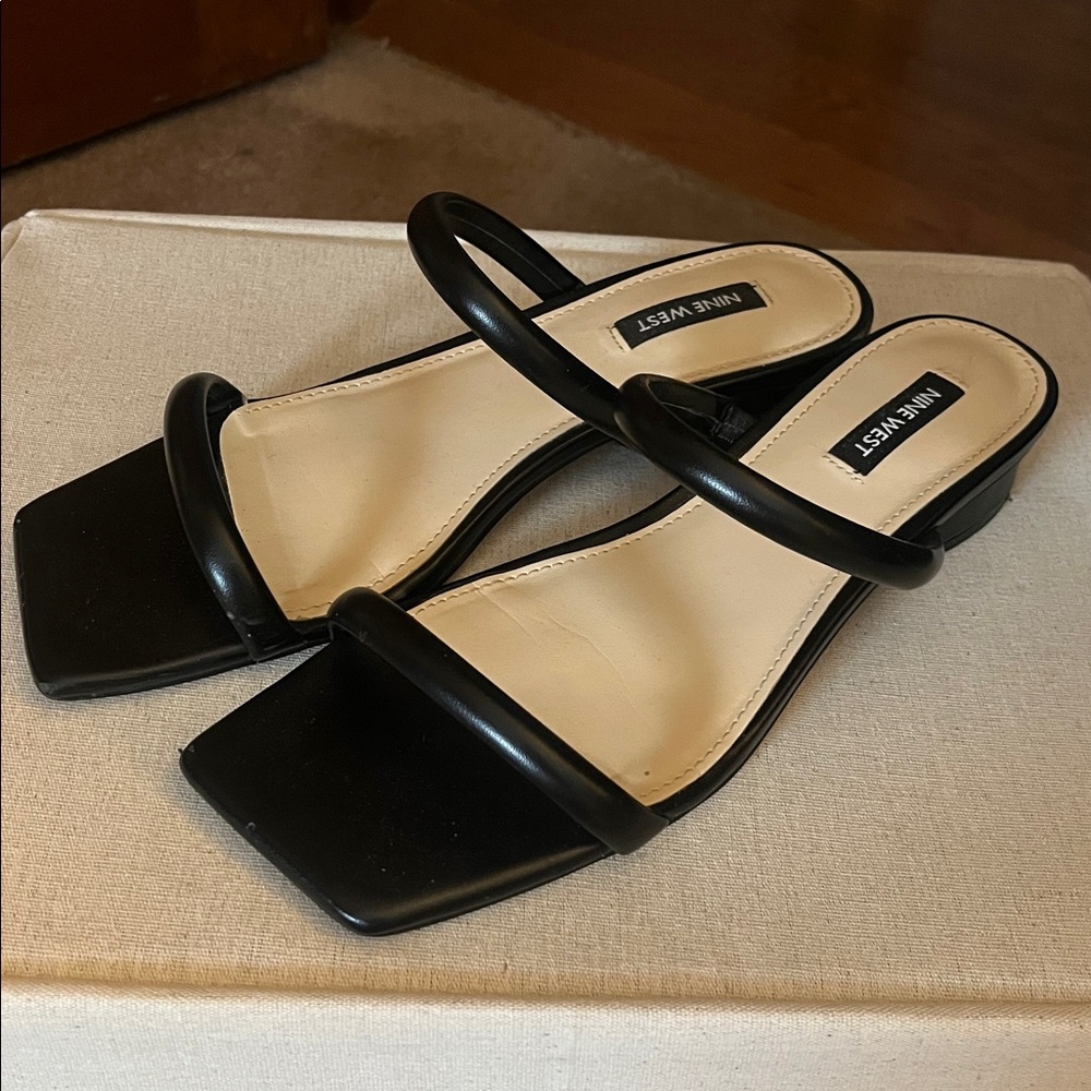 Nine West Classic Black strappy low heel sandals-7.5M